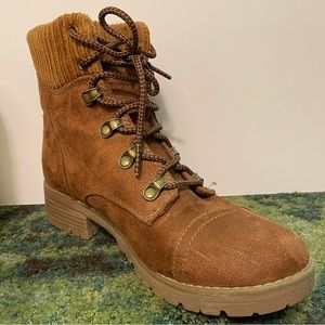 Universal Thread size 8 brown boots